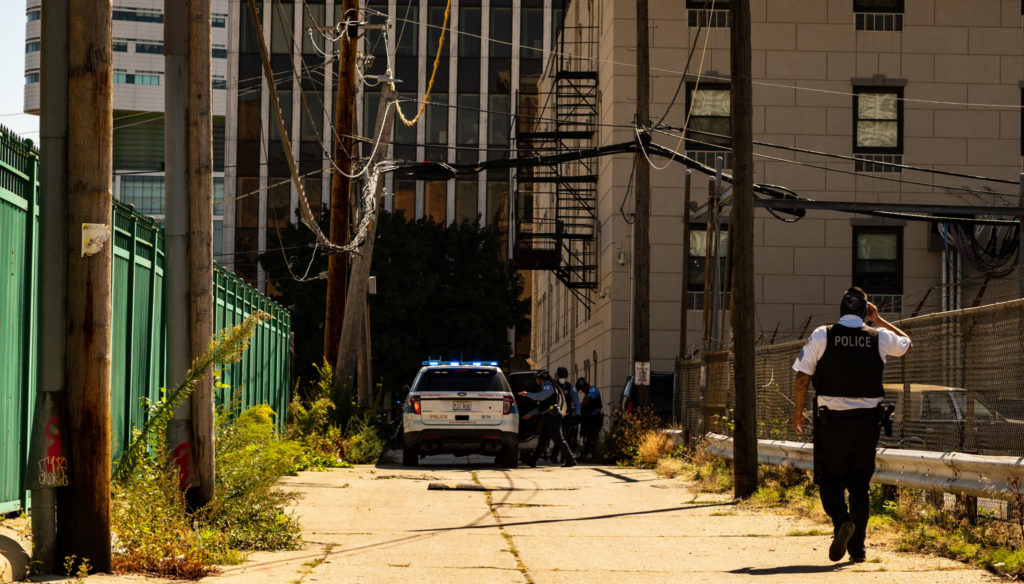 Police arrest a protester in the alley behind the consulate. Photo by Óscar Sánchez.